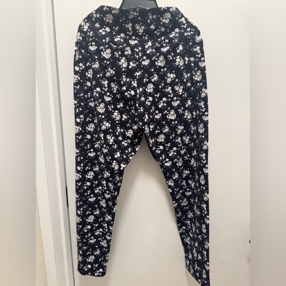 PINK Victoria's Secret Black and White Floral Leggings - Picture 6 of 7